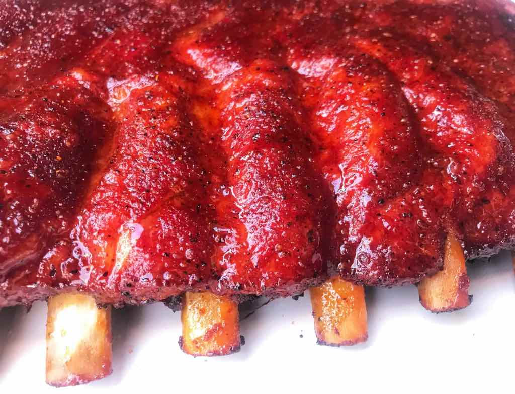 Angus-oink-glazed-confused-bbq-omacka-rebra-grilovane-pecene